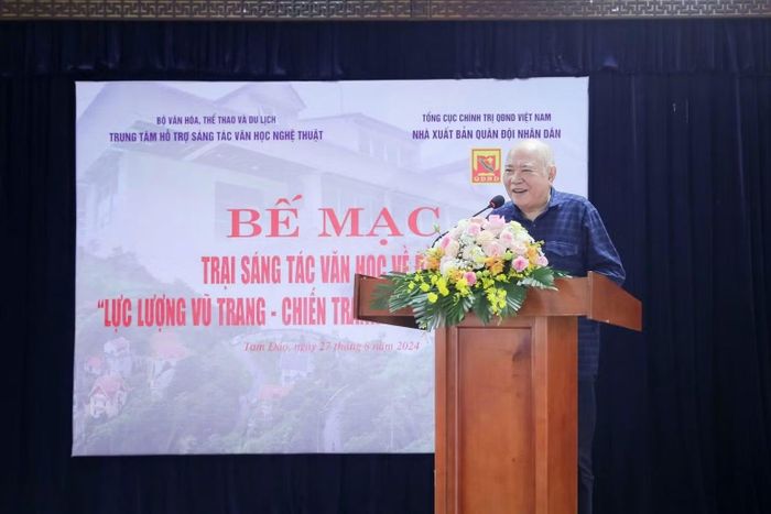 Nhà văn Châu La Việt đã có mười lần tham dự trại sáng tác văn học về đề tài người lính và chiến tranh cách mạng với nhiều tác phẩm ở các thể loại. (Ảnh: LKH)