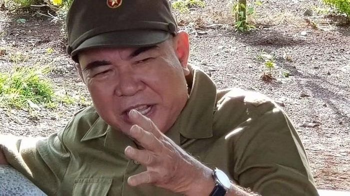 Nhà văn Châu La Việt trong một chuyến khảo sát của trại sáng tác về đề tài lực lượng vũ trang và chiến tranh cách mạng. (Ảnh: LKH)