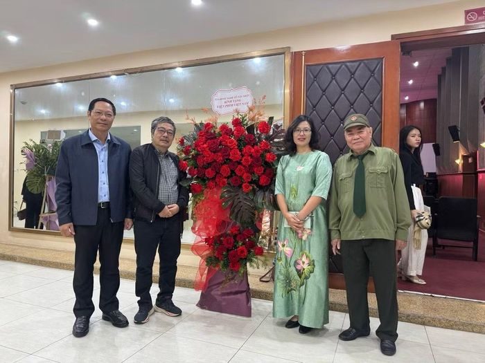 Nhà văn Châu La Việt (bên phải) và bạn bè trong một tuần lễ phim cách mạng của Viện phim Việt Nam tại Hà Nội. (Ảnh: LKH)