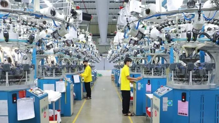 Dây chuyền sản xuất hiện đại của công ty TNHH dệt kim Bangjie Việt Nam, khu công nghiệp dệt may Phố Nối, tỉnh Hưng Yên. (Ảnh PHẠM HÀ)