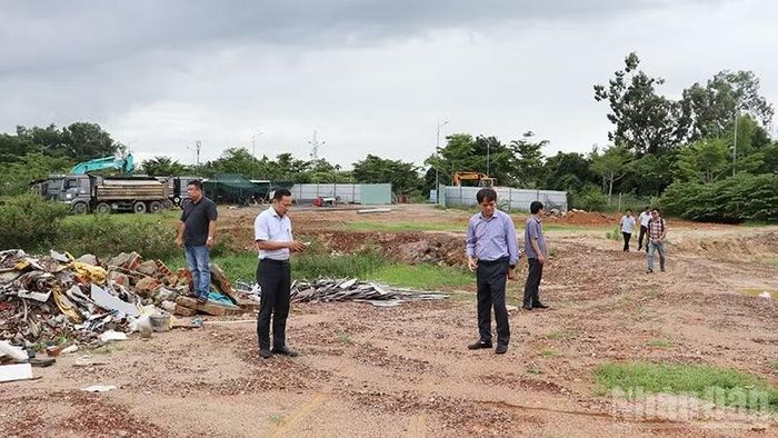 Tinh thần của Đảng ủy phường Bàn Thạch là xử lý phải quyết liệt, triệt để tình trạng đổ chất thải xây dựng tại khu đất. (Ảnh: QUÂN VẠN)