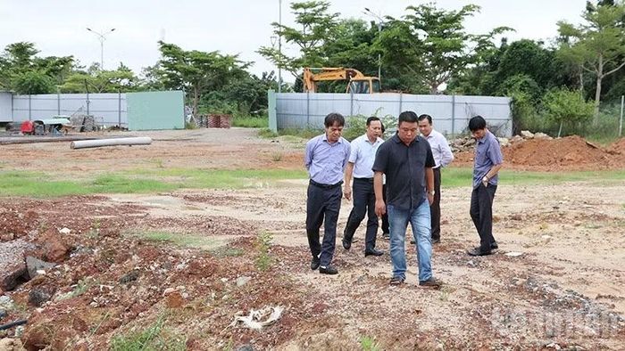 Đoàn công tác của Đảng ủy phường Bàn Thạch do đồng chí Bí thư Đảng ủy phường Nguyễn Duy Ân (ngoài cùng bên trái) đi kiểm tra thực tế tình trạng đổ chất thải xây dựng tại khu đất ở góc đường Bạch Đằng giao nhau với đường Hồ Nghinh. (Ảnh: QUÂN VẠN)