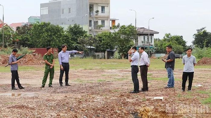 Bí thư Đảng ủy phường Bàn Thạch Nguyễn Duy Ân (chỉ tay) kiểm tra thực tế tình trạng đổ chất thải xây dựng tại khu đất ở góc đường Bạch Đằng giao nhau với đường Hồ Nghinh. (Ảnh: QUÂN VẠN)