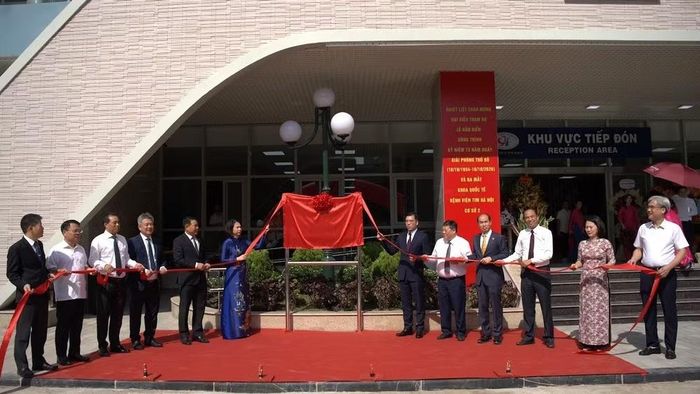 Lễ gắn biển công trình kỷ niệm 72 năm Giải phóng Thủ đô. (Ảnh: QUANG HÙNG)