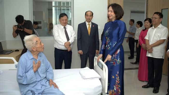 Phó Chủ tịch Ủy ban nhân dân Thành phố Hà Nội Vũ Thu Hà thăm người bệnh đang điều trị nội trú tại Bệnh viện Tim Hà Nội cơ sở 2. (Ảnh: QUANG HÙNG)