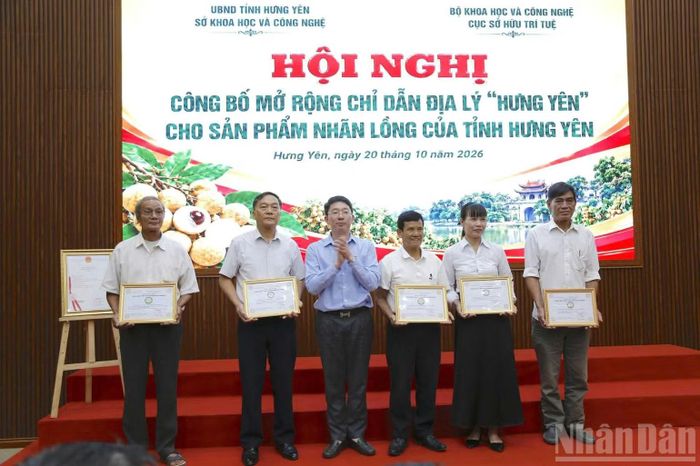 Trao Giấy chứng nhận sử dụng chỉ dẫn địa lý “Hưng Yên” cho sản phẩm nhãn lồng của tỉnh cho các tổ chức, cá nhân. (Ảnh: MAI TÚ)