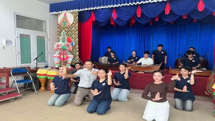 Biểu diễn nghệ thuật truyền thống của đồng bào Khmer thu hút khách du lịch đến tham quan, trải nghiệm. (Ảnh: HOÀNG TRUNG)
