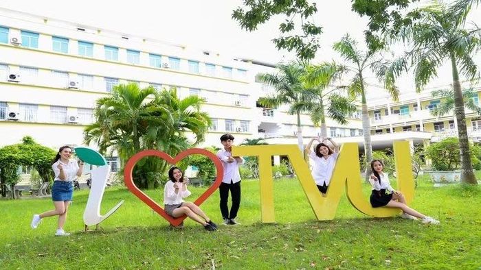 Đại học Trà Vinh là điểm đến ưa thích của các bạn trẻ đến trải nghiệm. (Ảnh: HOÀNG TRUNG)