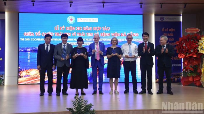 Ban Giám đốc Bệnh viện Đà Nẵng trao kỷ niệm chương cảm ơn Giáo sư danh dự Erich Lejeune, nhà sáng lập Tổ chức Trái tim vì Trái tim, và các thành viên. (Ảnh: ANH ĐÀO)