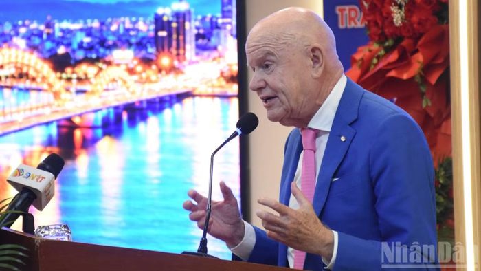 Giáo sư danh dự Erich Lejeune, nhà sáng lập Tổ chức Trái tim vì Trái tim, phát biểu ý kiến tại chương trình. (Ảnh: ANH ĐÀO)
