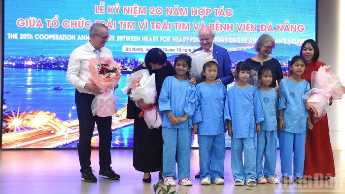 Các em nhỏ là bệnh nhi tim, trao tặng hoa cảm ơn Giáo sư danh dự Erich Lejeune và Tổ chức Trái tim vì Trái tim. (Ảnh: ANH ĐÀO)