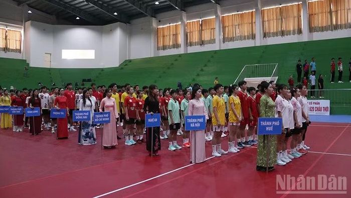 Các cán bộ, huấn luyện viên, vận động viên các tỉnh, thành phố tham dự Giải cầu mây các đội tuyển xuất sắc quốc gia ra mắt tại buổi lễ khai mạc. (Ảnh: MINH KHỞI)