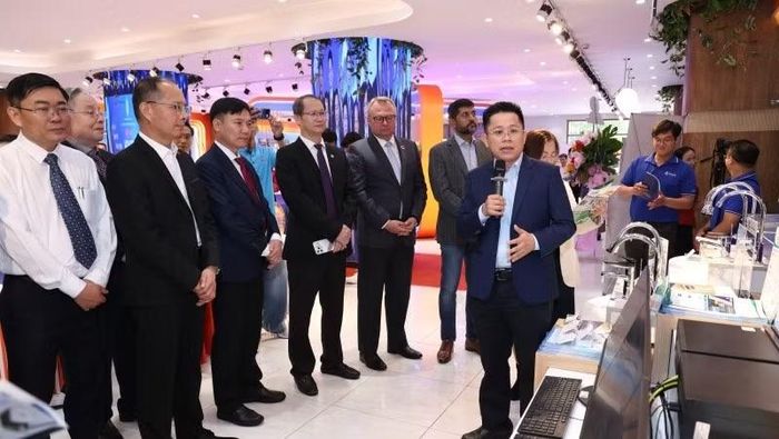 Đại biểu tham quan các gian hàng trưng bày sản phẩm tại Tuần lễ (Ảnh: CTV)
