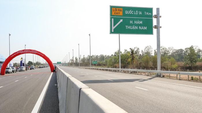 Với dự án có tổng mức đầu tư lớn, phạm vi tác động vượt địa giới hành chính và nhu cầu vốn vượt quá khả năng cân đối của một tỉnh, sự chủ động của địa phương là điều kiện cần, nhưng chưa thể thay thế vai trò điều phối, hỗ trợ và quyết định cơ chế của Trung ương. (HƯƠNG ĐỨC)