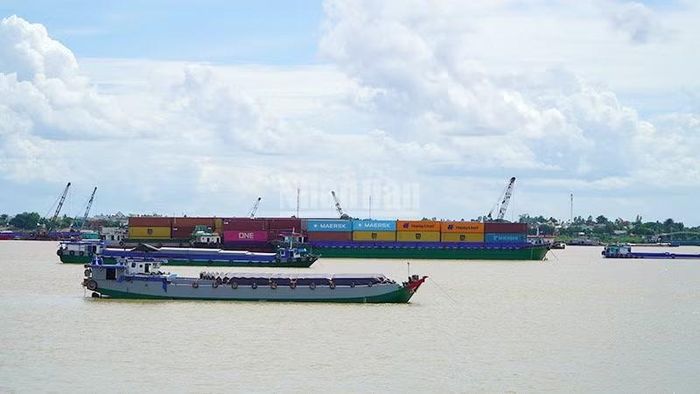 Hoạt động giao thương tại khu vực biên giới xã Thường Phước, tỉnh Đồng Tháp. (Ảnh: HỮU NGHĨA)
