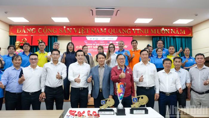 Ban tổ chức giải chụp hình lưu niệm với trọng tài và các nhà tài trợ của mùa giải.