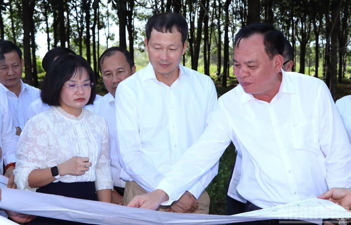 Bí thư Thành ủy Đồng Nai Vũ Hồng Văn cùng Phó Bí thư Thành ủy Võ Tấn Đức khảo sát khu vực quy hoạch đô thị sân bay Long Thành.