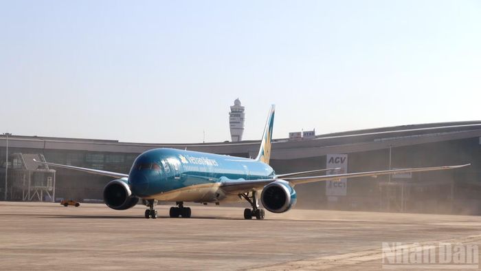Máy bay Vietnam Airlines chở khách đầu tiên hạ cánh tại sân bay Long Thành ngày 19/12/2025.
