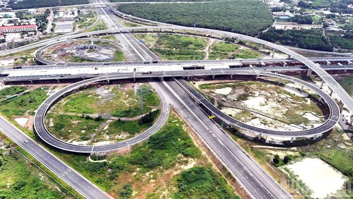 Nút giao Long Thành nối 2 cao tốc và sân bay Long Thành đã đi vào khai thác.