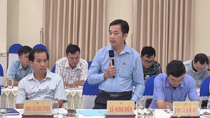 Lãnh đạo xã biên giới Hưng Điền đóng góp ý kiến cho đề án. (Ảnh: THANH PHONG)