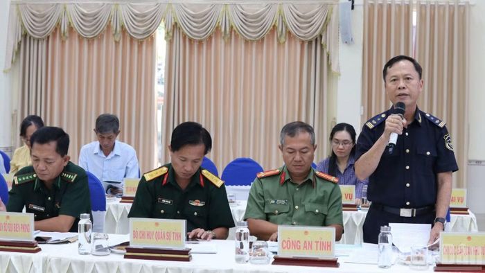 Lãnh đạo Hải quan Tây Ninh đóng góp ý kiến cho đề án. (Ảnh: THANH PHONG)