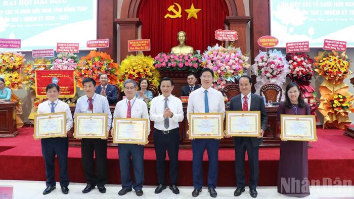 Liên hiệp các tổ chức hữu nghị Việt Nam tặng Bằng khen cho tập thể và cá nhân có đóng góp tích cực trong công tác đối ngoại nhân dân giai đoạn 2019-2026. (Ảnh: NGUYỄN SỰ)