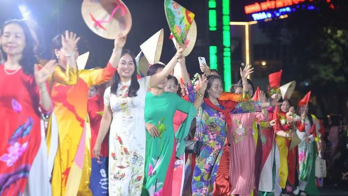Diễu hành áo dài Việt Nam kết hợp với trang phục truyền thống của các quốc gia. (Ảnh: NVCC)