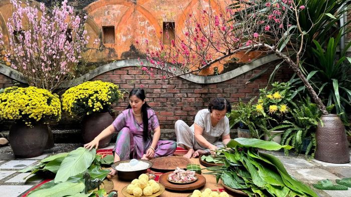 Bà Đỗ Thu Trang và mẹ luôn gìn giữ nếp gói bánh chưng ngày Tết. (Ảnh: NVCC)
