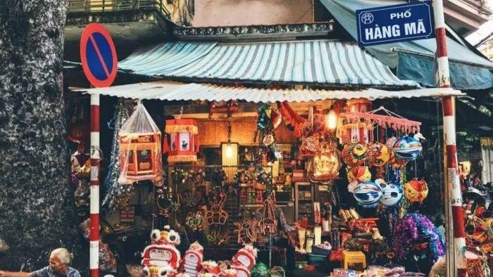Phố Hàng Mã sầm uất, rực rỡ mỗi dịp lễ Tết. (Ảnh: SƯU TẦM)