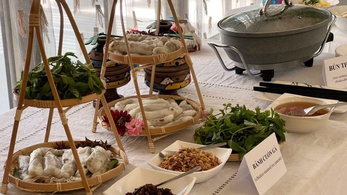 Tại Cairo, tiệc chiêu đãi món ăn truyền thống Việt phở gà, bún thang, bánh cuốn được chuẩn bị trình bày công phu. (Ảnh: NVCC)
