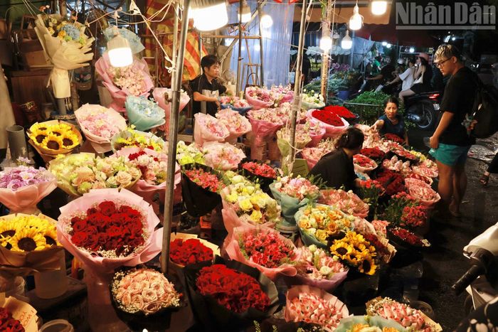 Để phục vụ nhu cầu của khách hàng trẻ, mặt hàng hoa bó sẵn với giá 180.000 đến 250.000 cũng được tiểu thương chào bán rộng rãi.