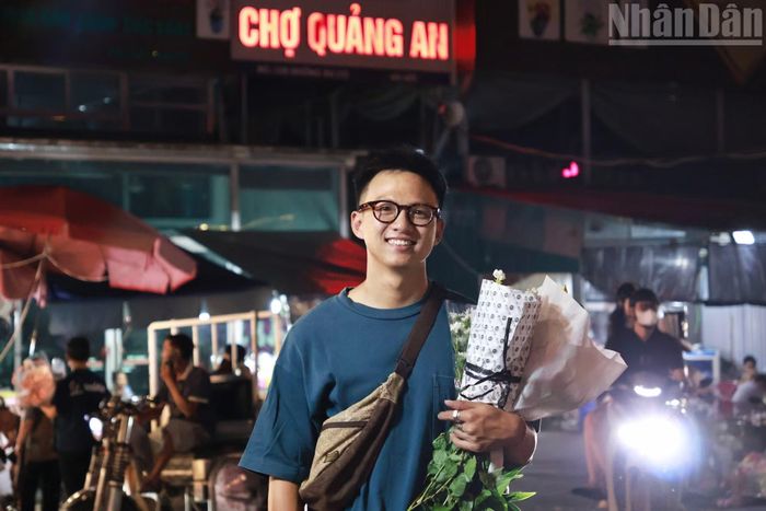 Anh Mạnh Duy (32 tuổi, Hà Nội) tranh thủ thời gian cuối ngày mua hoa dành tặng những người mình trân trọng. “Mình thấy không khí mua hoa tại chợ tấp nập, khác với khi nhìn qua màn hình. Mọi người đều bận rộn nhưng vẫn di chuyển nhịp nhàng mà không cản trở nhau”, Duy nói.