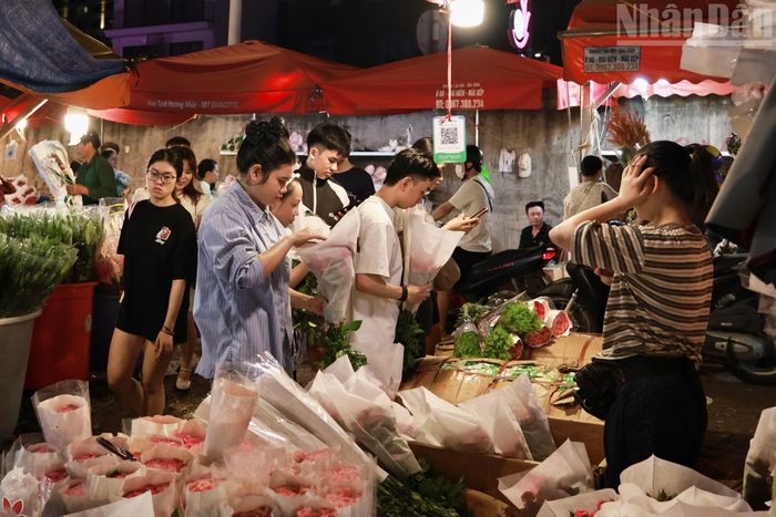 Hoạt động mua bán diễn ra liên tục, từ khách mua lẻ đến những người nhập hoa về kinh doanh. Khách hàng trực tiếp lựa chọn, cân nhắc màu sắc và giá cả trước khi quyết định mua hoa.