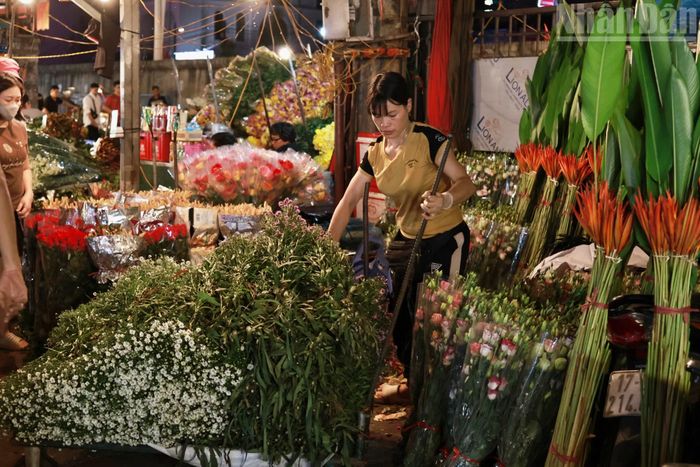 Chị Đỗ Thùy Dung (tiểu thương tại chợ Quảng An) vẫn duy trì giá bán như ngày thường dù sức mua giảm so với các năm trước. “Một phần do khách hàng hình thành thói quen lựa chọn hoa kỹ hơn, đòi hỏi các hộ kinh doanh phải bảo đảm chất lượng, độ tươi của sản phẩm”, chị cho biết.