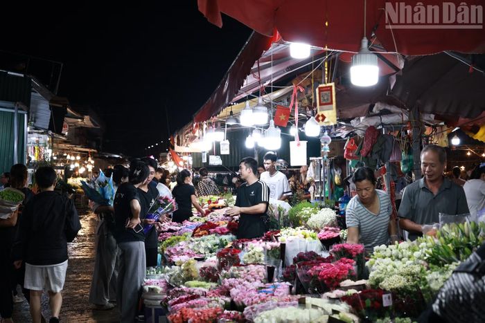 Hoạt động kinh doanh tại chợ sôi nổi nhất từ khoảng 22 đến 3 giờ sáng hôm sau nhằm chuẩn bị hàng cho khách trong những ngày cận kề dịp lễ.