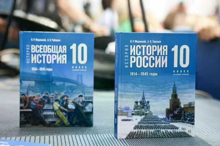 Sách giáo khoa thống nhất mới về lịch sử tổng quát và lịch sử Nga dành cho học sinh lớp 10-11. (Ảnh: RIA Novosti)