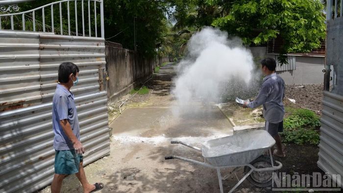 Tiêu độc khử trùng môi trường nhằm ngăn chặn mầm bệnh lây nhiễm khu vực chăn nuôi lợn trên địa bàn tỉnh Đồng Tháp. (Ảnh: NGUYỄN SỰ)