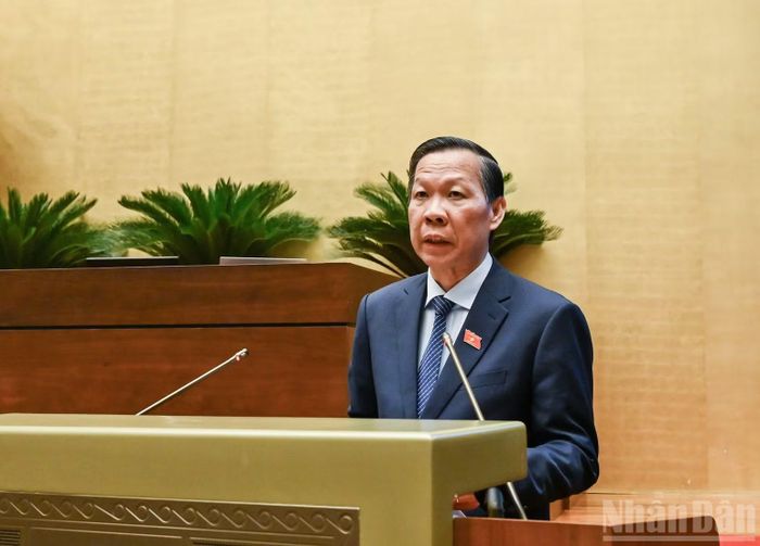 Chủ nhiệm Ủy ban Kinh tế và Tài chính Phan Văn Mãi trình bày báo cáo thẩm tra. (Ảnh: DUY LINH)