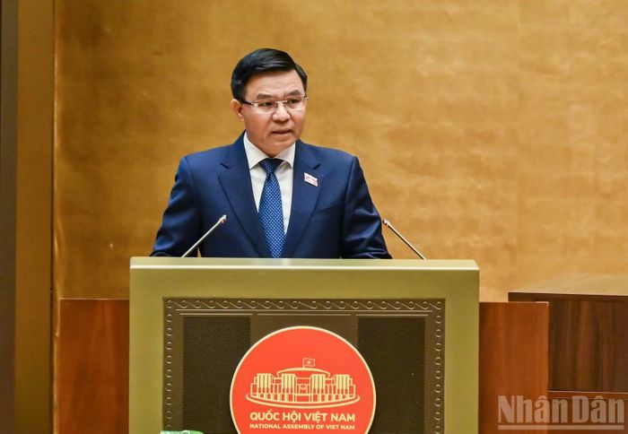 Bộ trưởng Công thương Lê Mạnh Hùng, thừa ủy quyền của Thủ tướng Chính phủ trình bày tờ trình dự án Luật. (Ảnh: DUY LINH)
