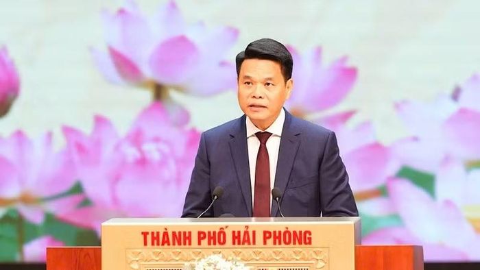 Đồng chí Bí thư Thành ủy Hải Phòng Lê Ngọc Châu trình bày Diễn văn kỷ niệm. (Ảnh: ĐÀM THANH)