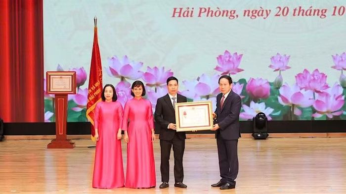 Đồng chí Phó Thủ tướng Chính phủ Lê Tiến Châu trao Huân chương Lao động hạng Ba cho Đảng bộ Trường trung học cơ sở Hồng Bàng. (Ảnh: ĐÀM THANH)