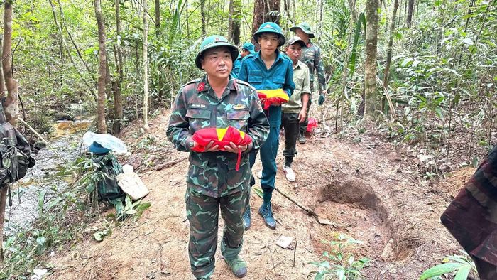 Các lực lượng chức năng đưa hài cốt liệt sĩ về Nghĩa trang Liệt sĩ xã Krông Bông để chăm sóc, hương khói và an nghỉ. (Ảnh: PHAN TUÂN)