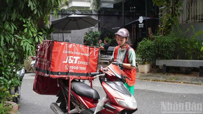 Sáu năm gắn bó với nghề giao hàng, chị Nguyễn Thu Hà đã quen với những ngày làm việc kéo dài từ sáng sớm đến tối muộn.