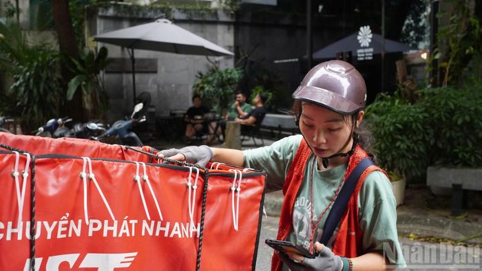 Những chuyến xe rong ruổi trên đường phố mang theo tình yêu thương của những người phụ nữ lao động.