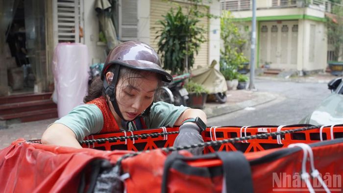  Dù thời tiết khắc nghiệt, chị Hà vẫn cố gắng hoàn thành từng đơn hàng. 