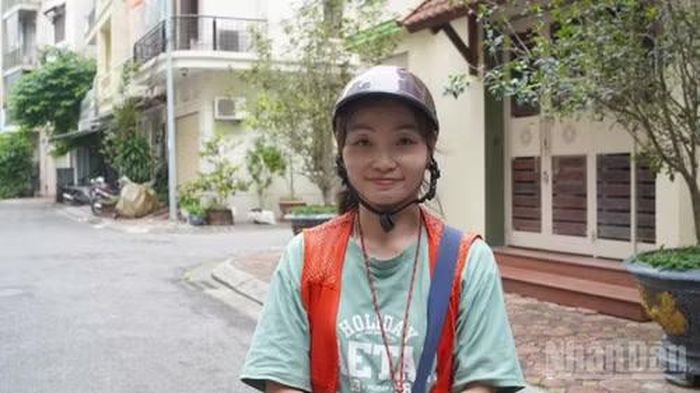 “Mình đàn bà con gái chạy xe suốt nắng gió vất vả thật, nhưng mình làm lâu, cũng quen rồi, mình thấy lợi nhiều hơn là hại. Cái nghề này mang lại nhiều niềm vui và thu nhập cũng ổn định nữa”, chị Hà chia sẻ.
