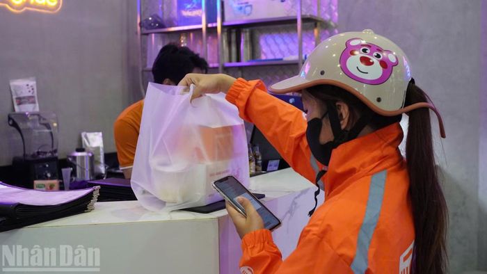 Ở tuổi 19, Thanh Thảo lựa chọn công việc giao hàng bán thời gian để có thêm thu nhập trang trải học phí. (Ảnh: Nhã Nguyên)