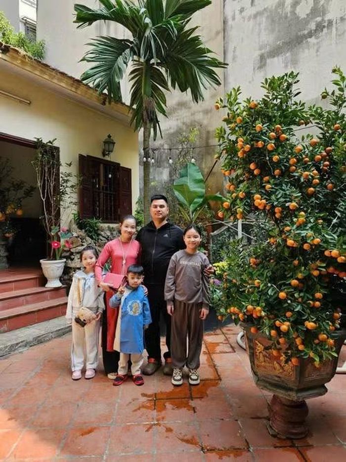Mong muốn có thêm thời gian bên các con là một trong những lý do khiến chị Hà quyết định chuyển sang nghề giao hàng. (Ảnh: Nhã Nguyên)
