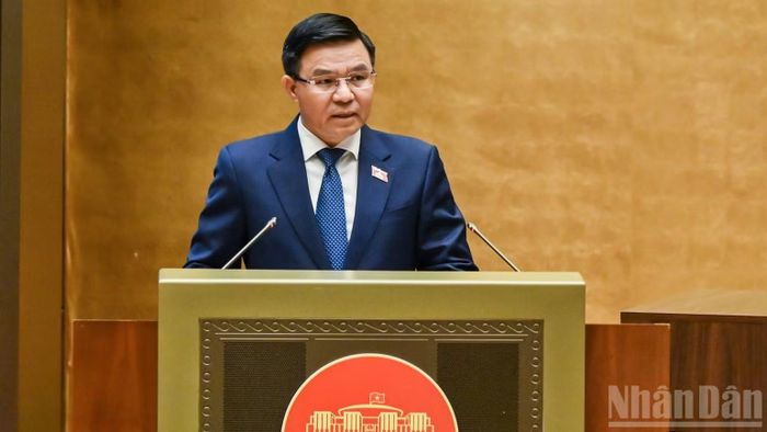 Bộ trưởng Công thương Lê Mạnh Hùng trình bày Tờ trình về dự án Luật sửa đổi, bổ sung một số điều của Luật Điện lực. (Ảnh: DUY LINH)