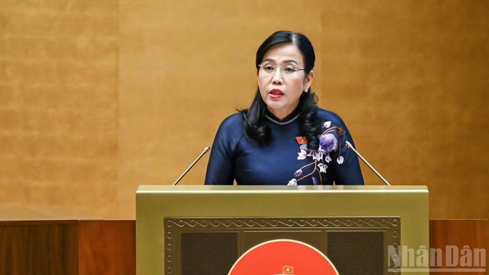 Chủ nhiệm Ủy ban Khoa học, Công nghệ và Môi trường Nguyễn Thanh Hải trình bày Báo cáo thẩm tra về dự án Luật sửa đổi, bổ sung một số điều của Luật Điện lực. (Ảnh: DUY LINH)